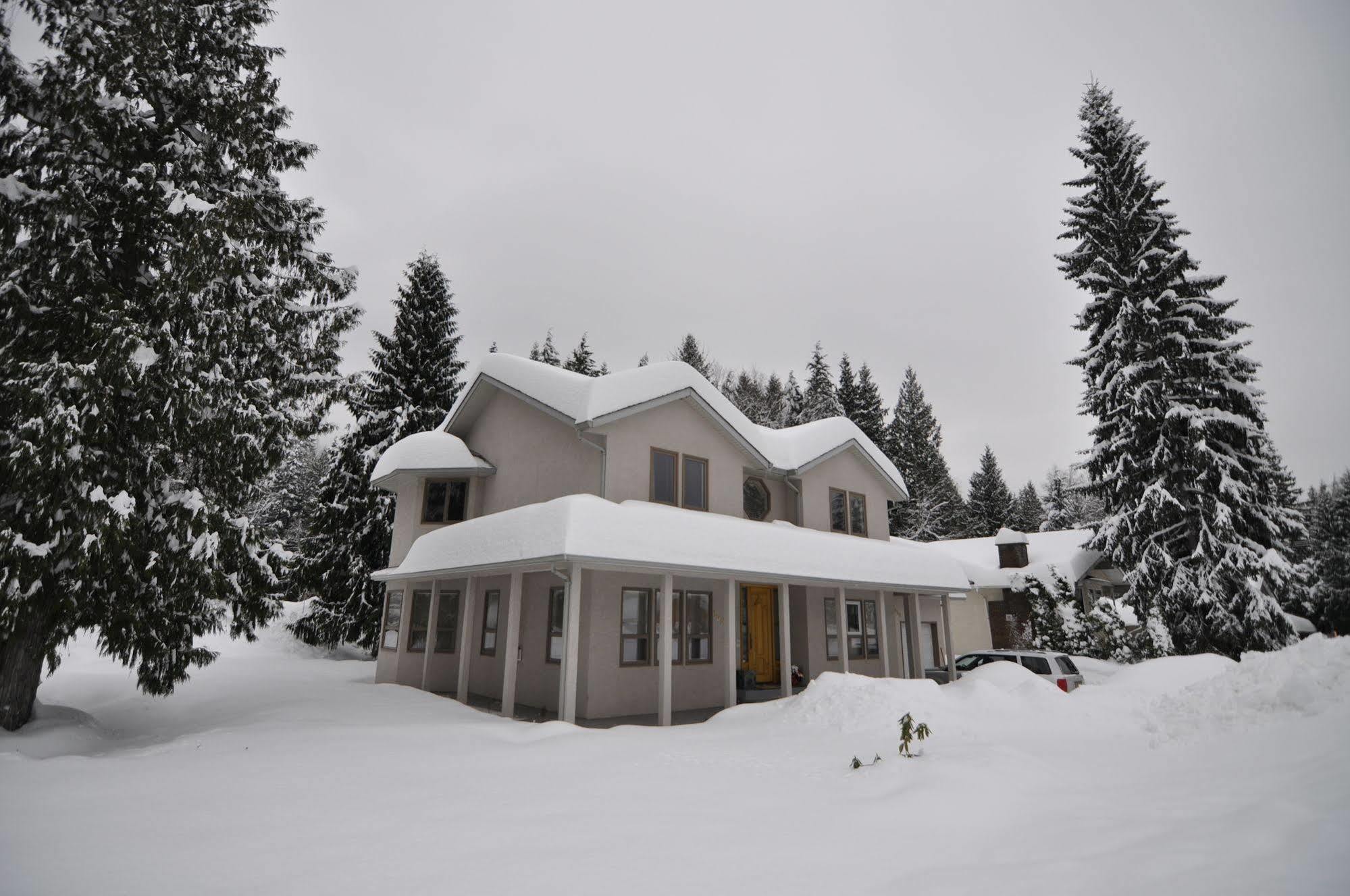 Cornerstone Bed And Breakfast Revelstoke Exterior foto